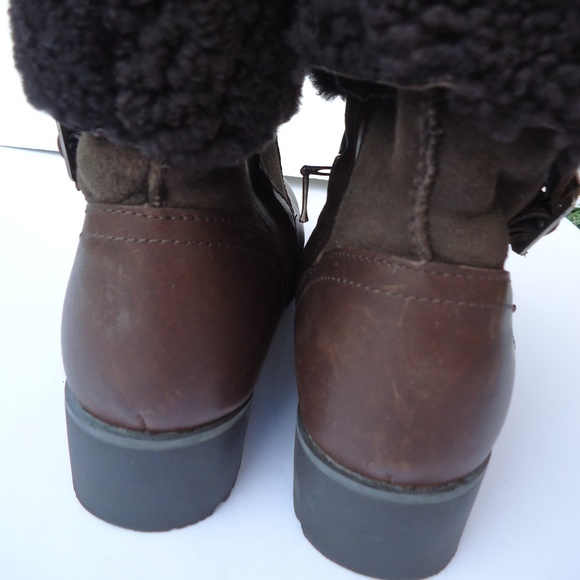 SIZE 7.5. Ugg shearling cuff leather ankle boot. - Picture 2 of 8